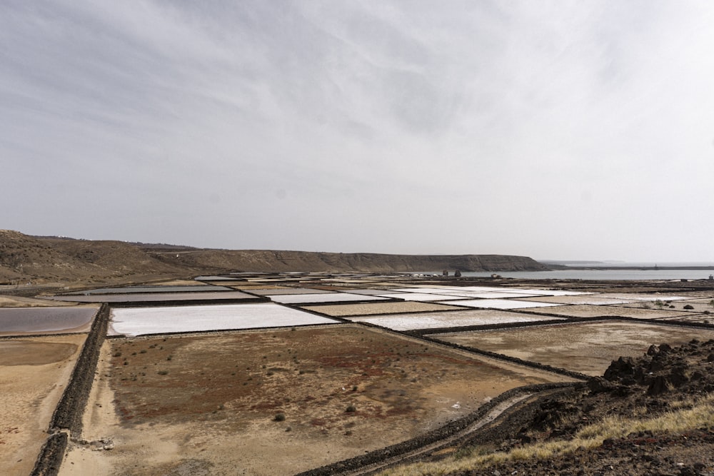 sable brun près du plan d’eau pendant la journée