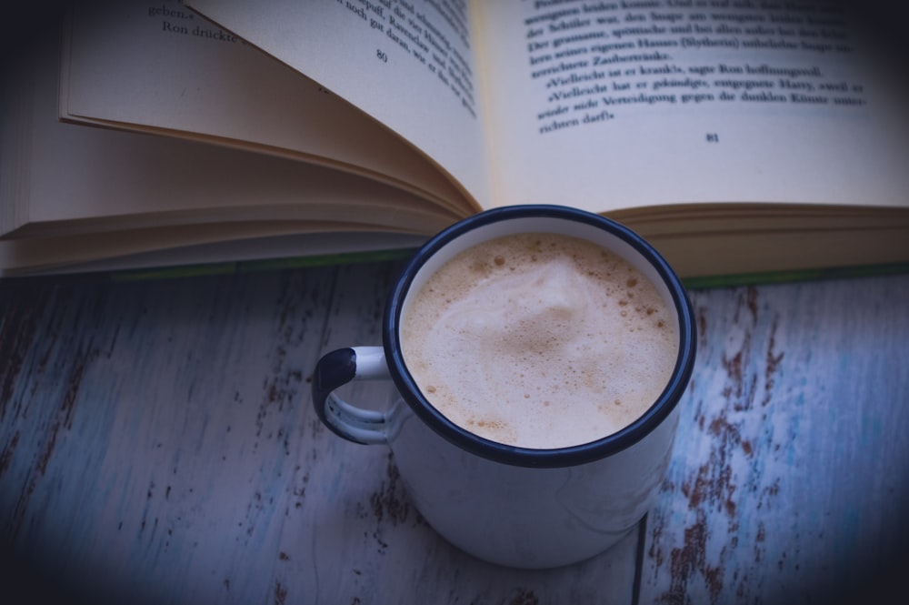 weißer Keramikbecher mit Kaffee