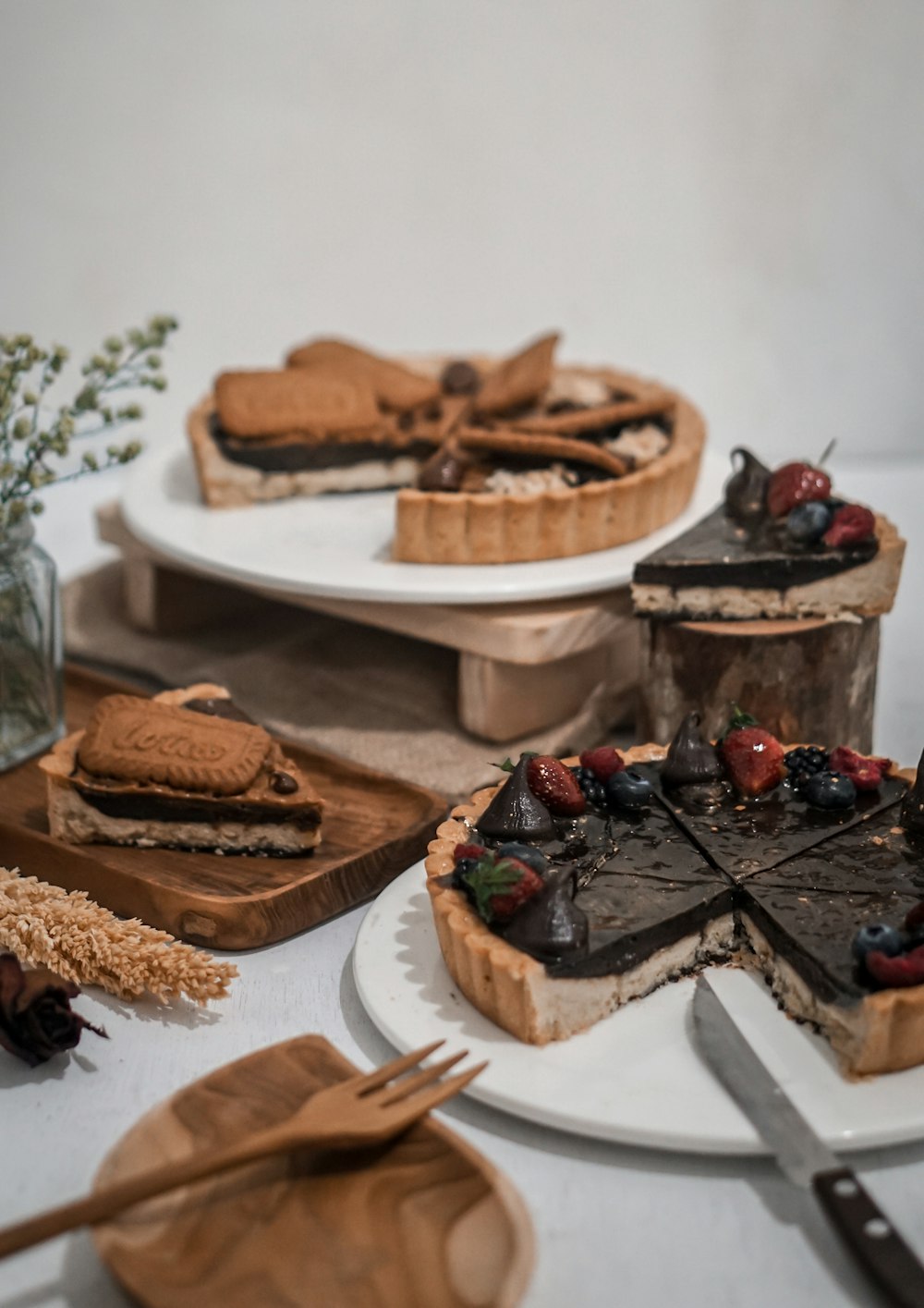 Schokoladenkuchen auf weißem Keramikteller