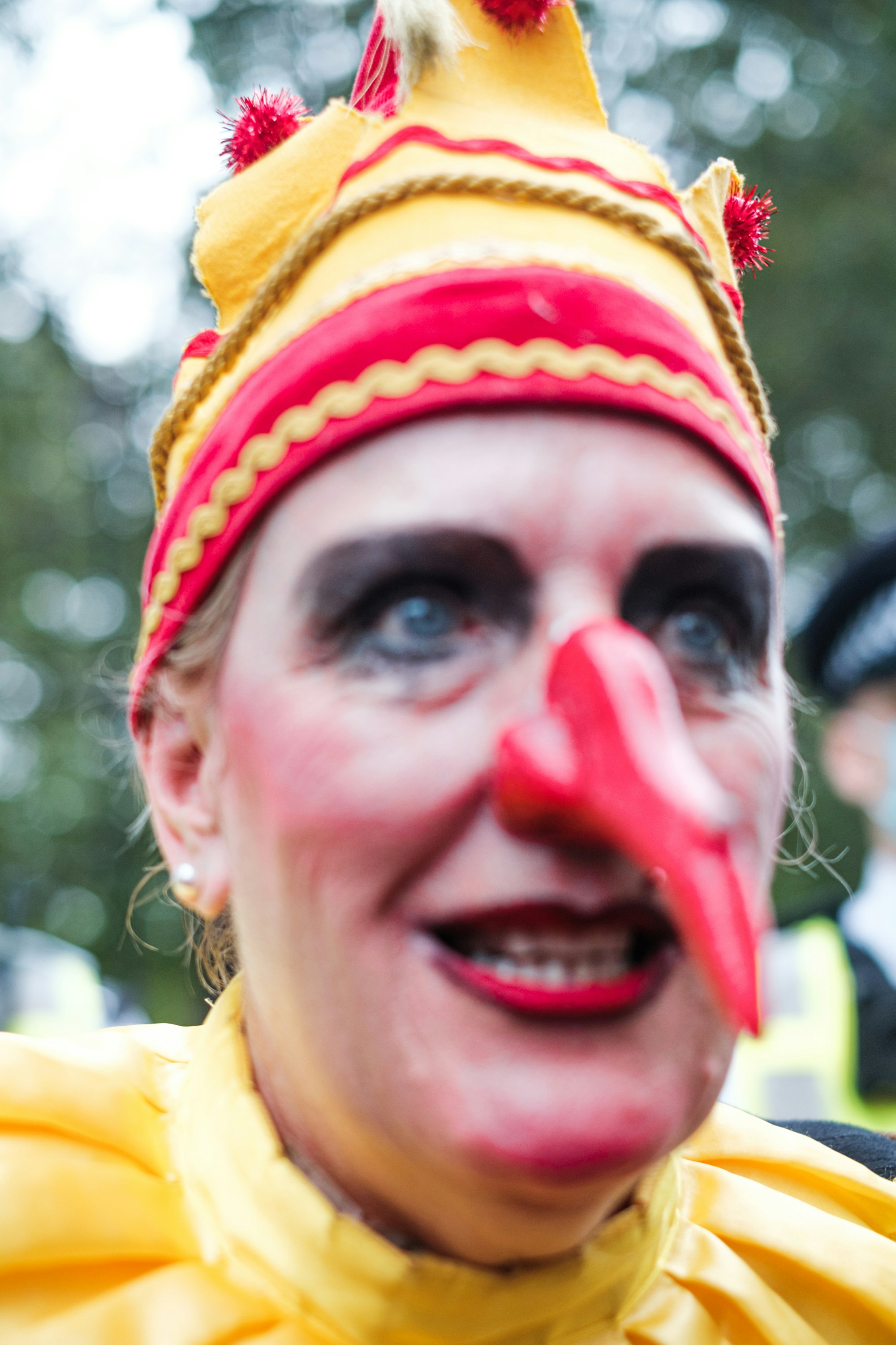 mężczyzna w żółtej koszuli z czerwonym i żółtym kapeluszem