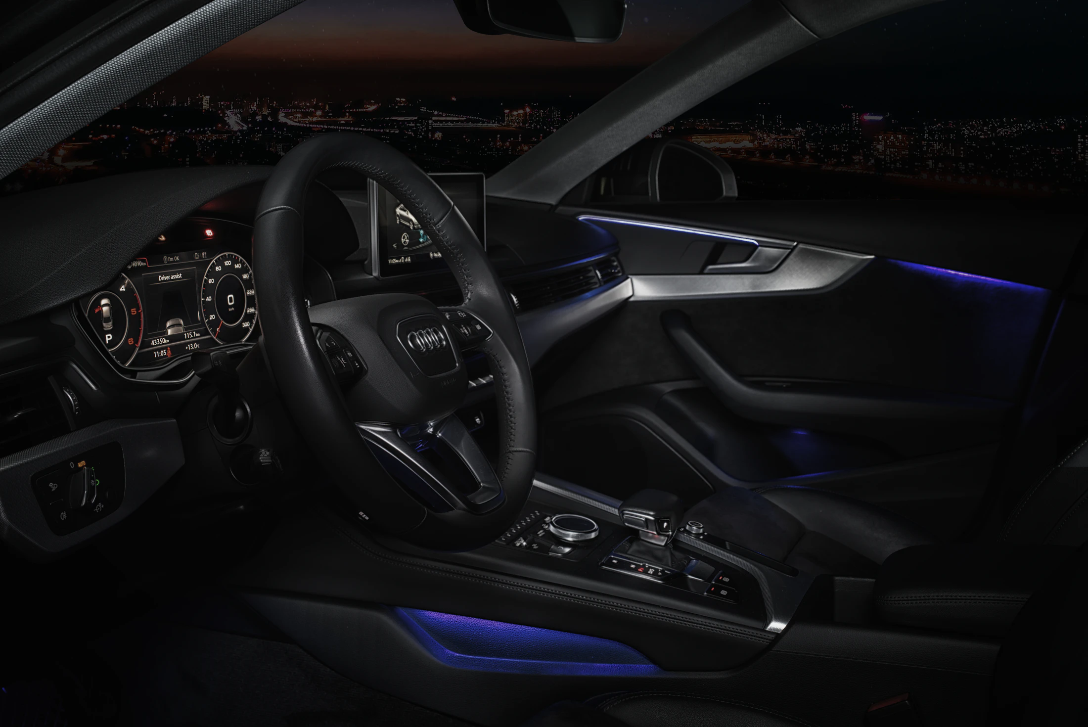 Interieur mit Ambientebeleuchtung und Armaturenbrett