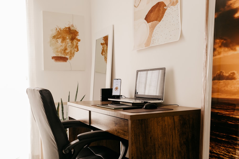 ordinateur portable noir sur un bureau en bois marron