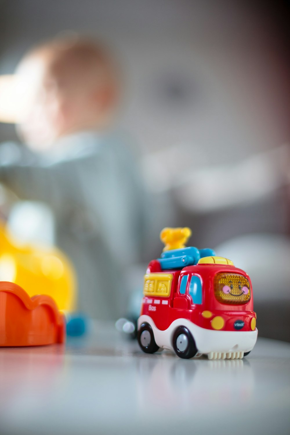 voiture jouet en plastique rouge et jaune