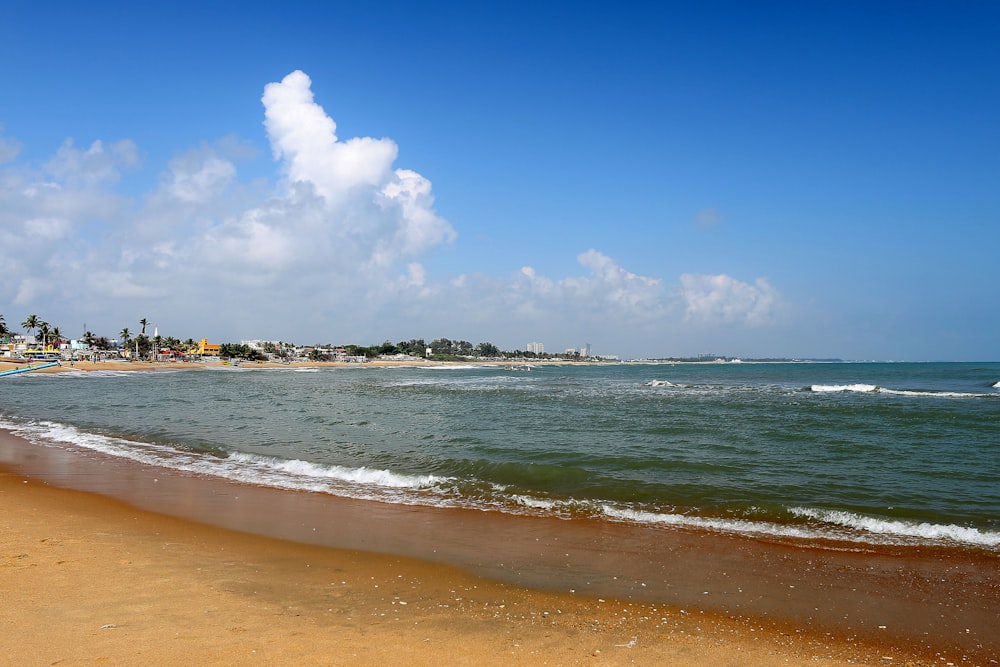 sea waves crashing on shore during daytime