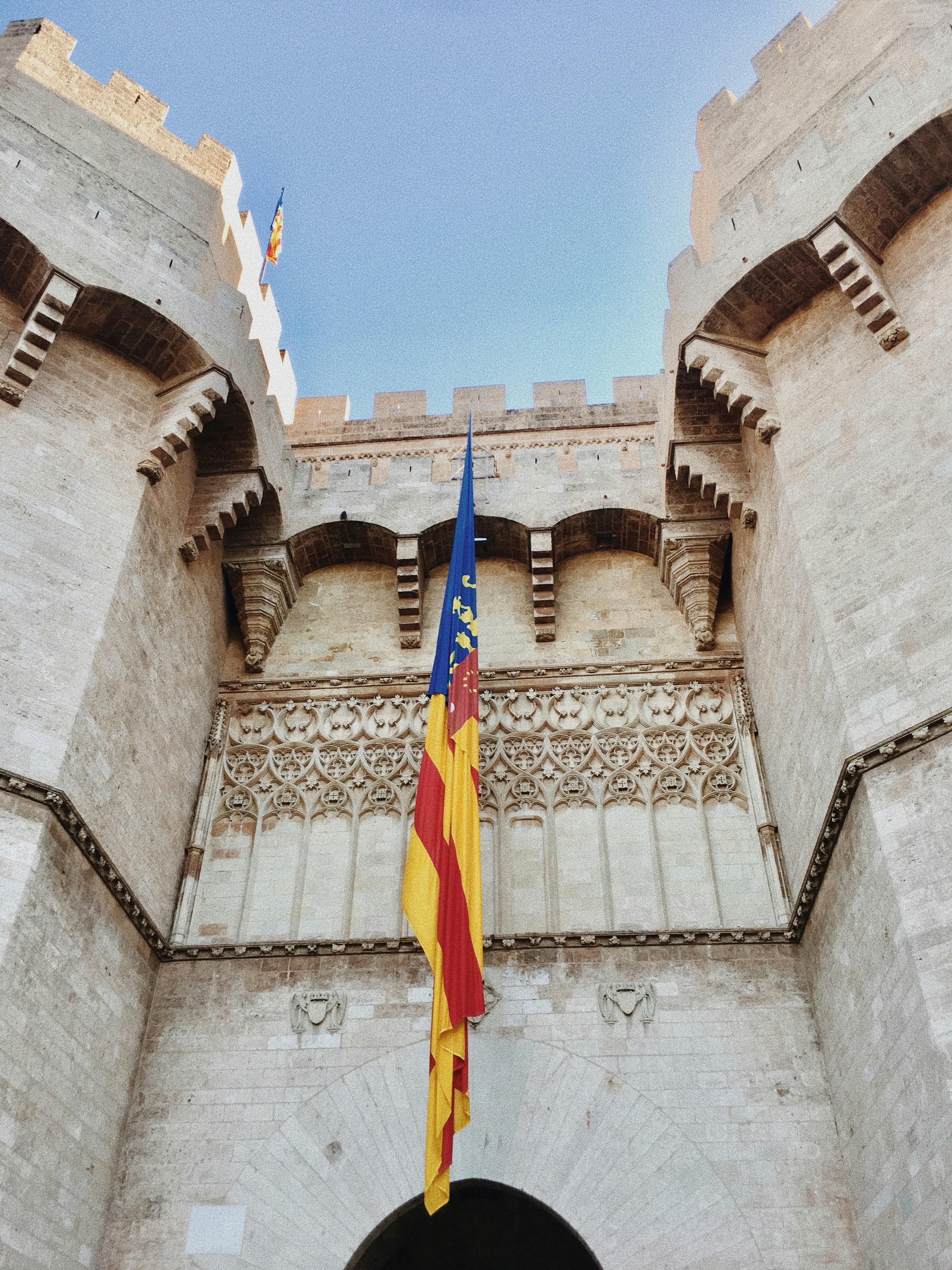 Senyera a les Torres de Serrans, Ciutat de València ___ Senyera a las Torres de Serranos, Ciudad de València
