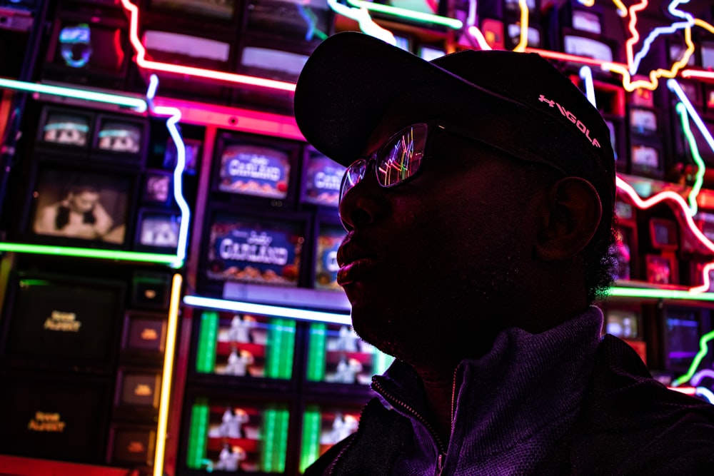 Homme en chapeau noir et lunettes de soleil