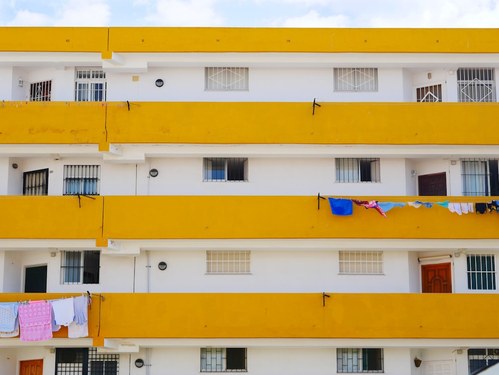 노란색 파란색과 흰색 콘크리트 건물
