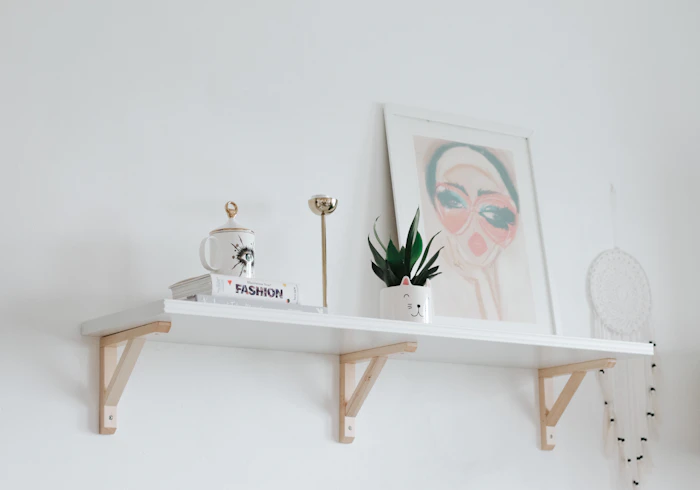 Repisa con piezas de decoración