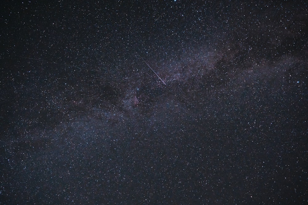 Schwarze und weiße Sterne am Himmel