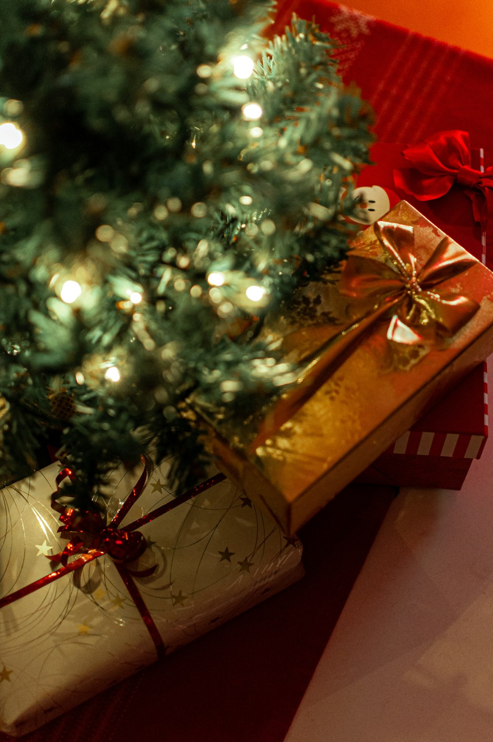 Árbol de Navidad verde con luces de cadena