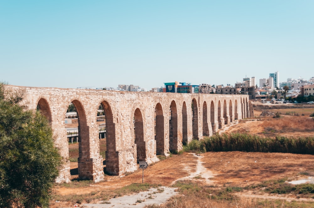 ponte de concreto marrom sob o céu azul durante o dia