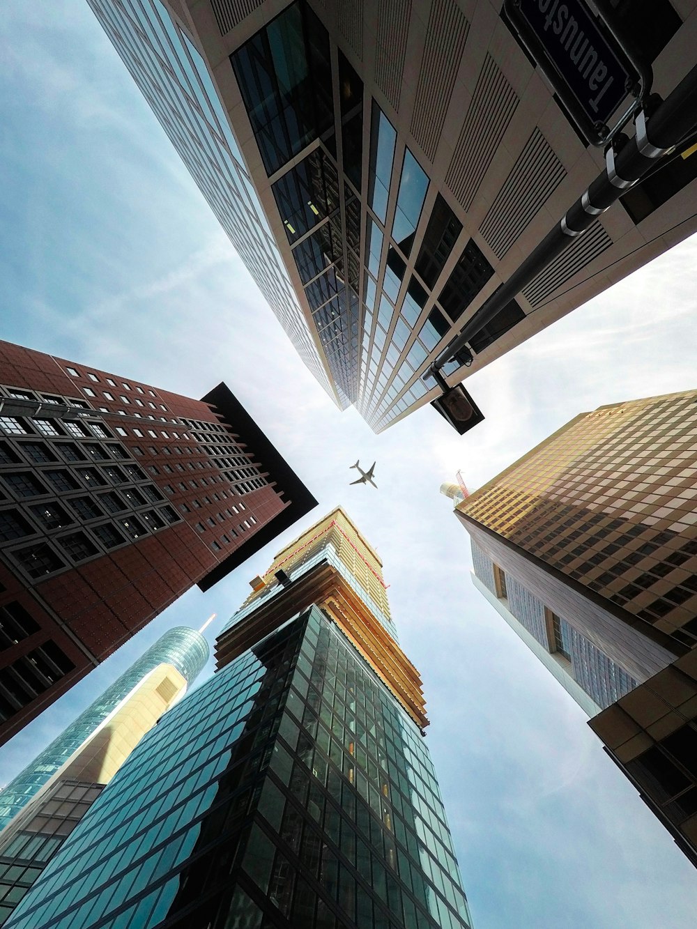 Fotografía de ángulo bajo de edificios de gran altura