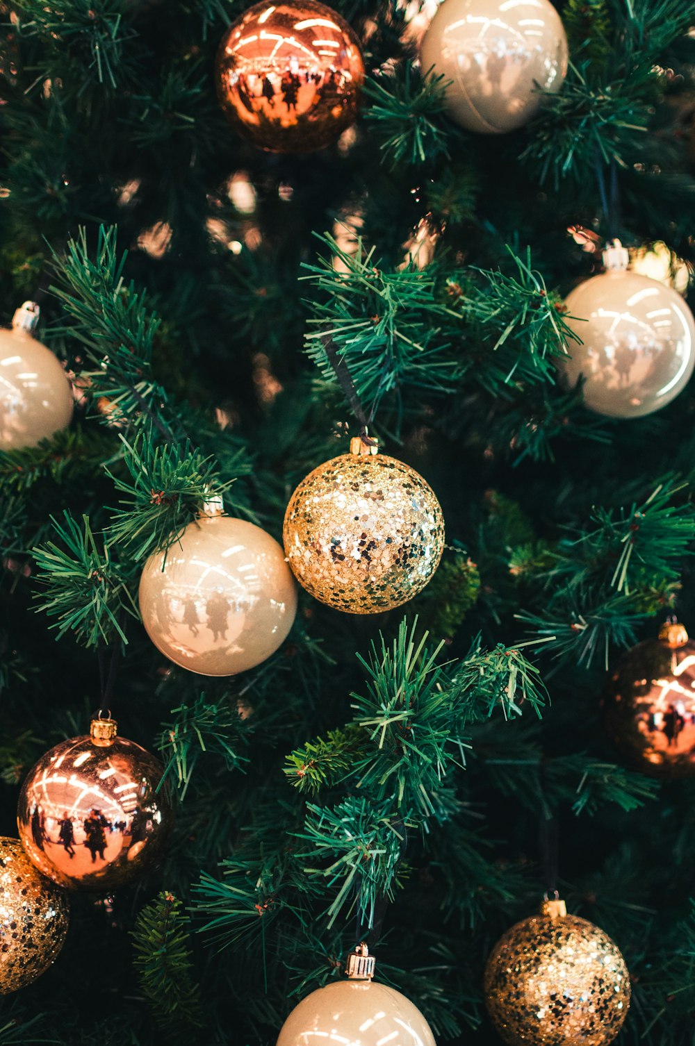 Bolas de plata en el árbol de Navidad verde