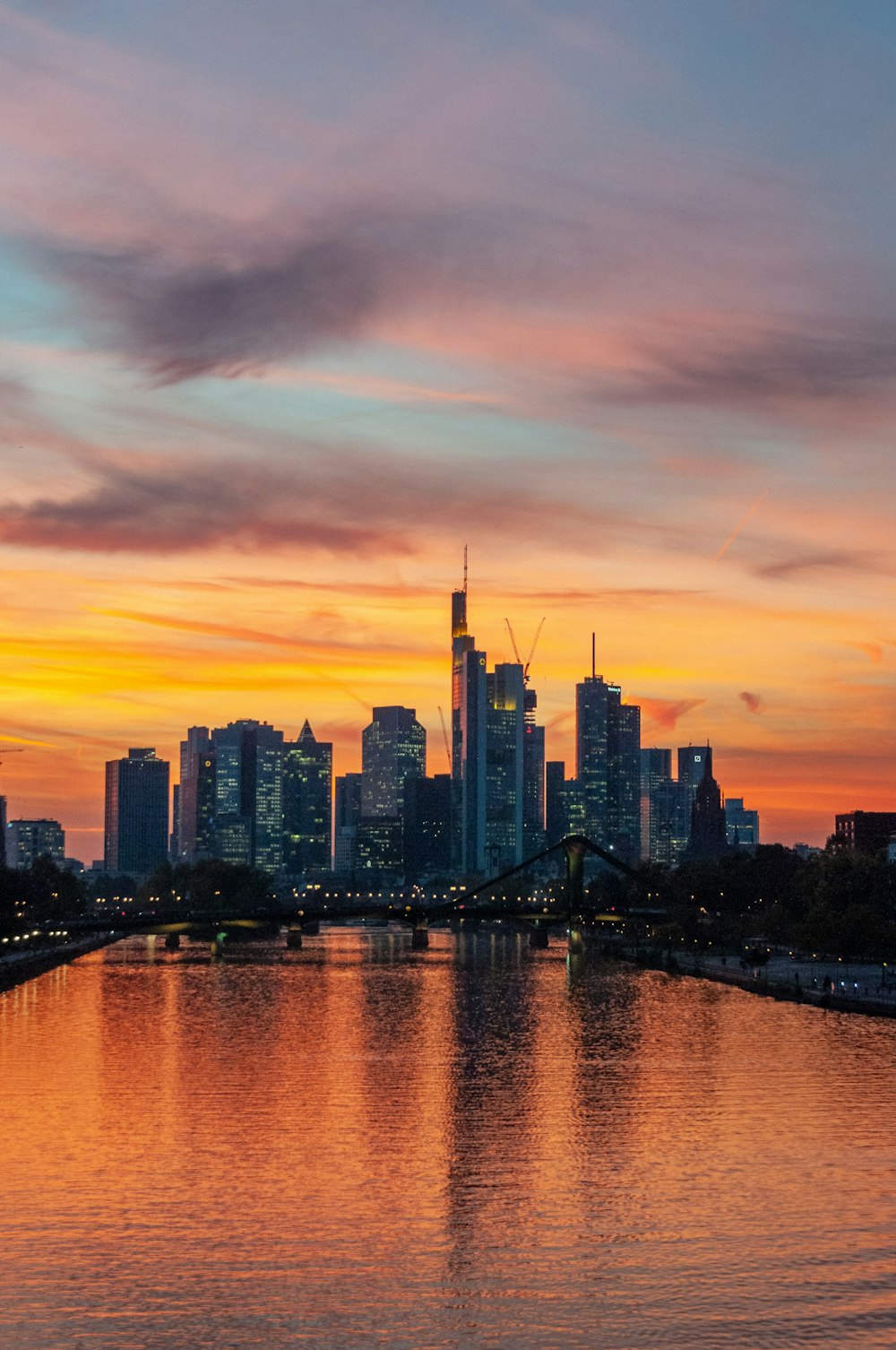 Skyline der Stadt bei Sonnenuntergang mit Brücke