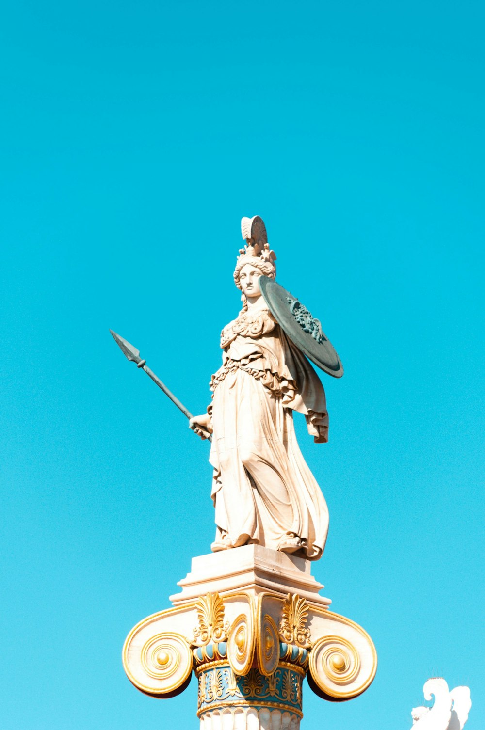 Homme tenant une statue d’épée
