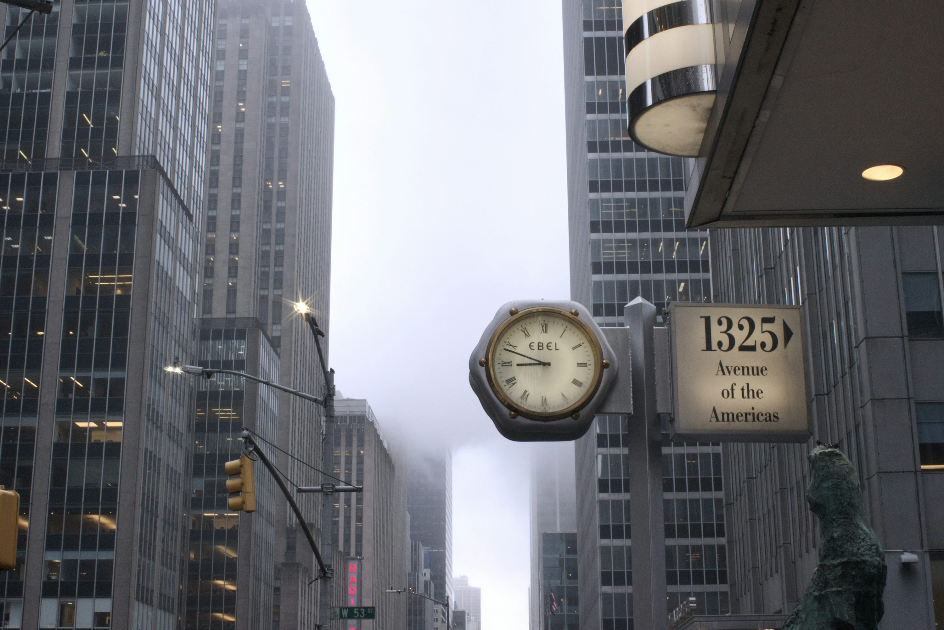 Horloge analogique blanche et noire à 10h00