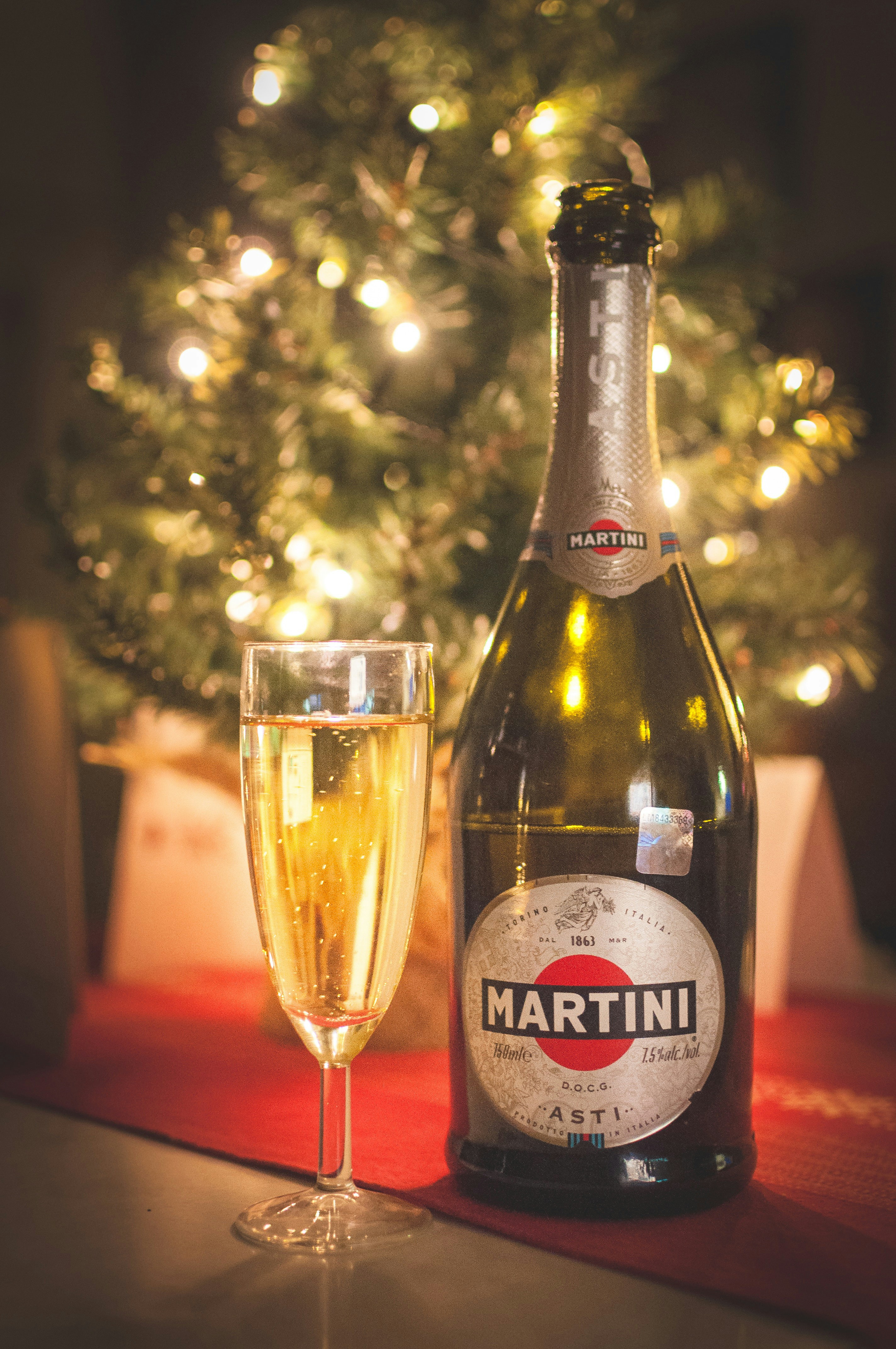 Une bouteille de martini à côté d’une coupe de champagne photo Photo