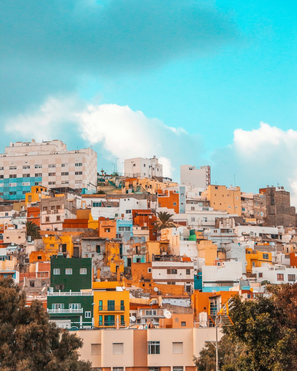 Edificios de gran altura bajo el cielo azul durante el día