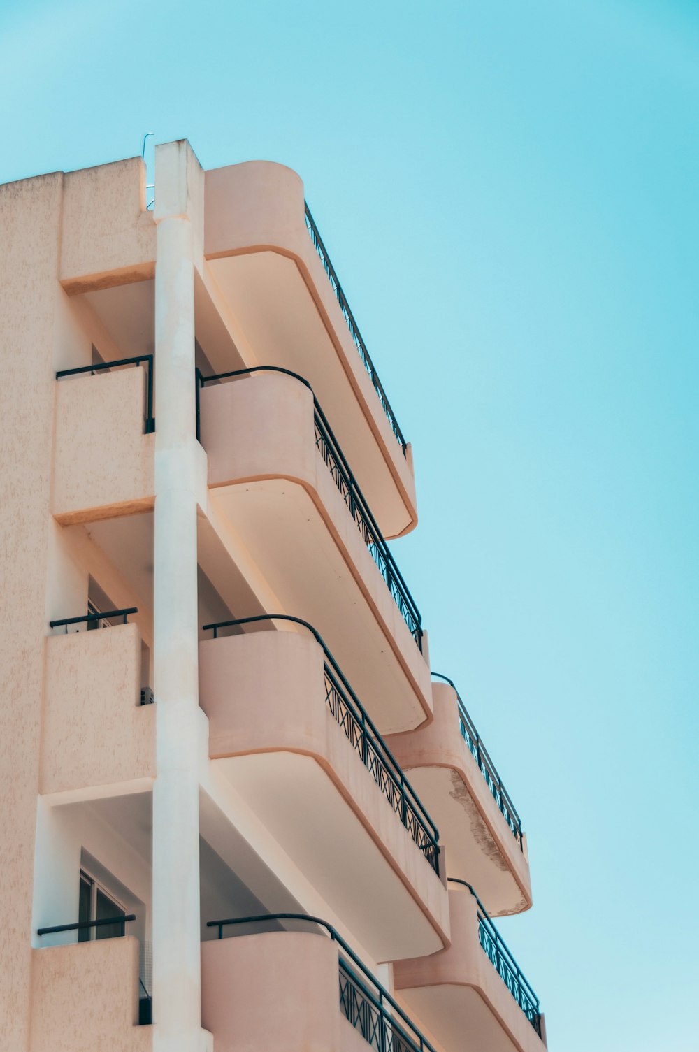 Fotografía de ángulo bajo de un edificio de hormigón beige