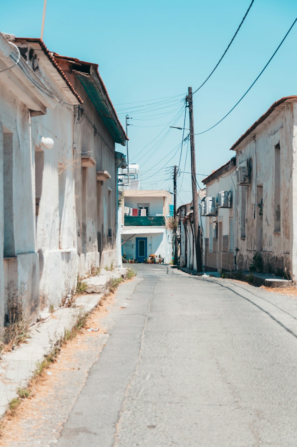 edificio in cemento bianco durante il giorno