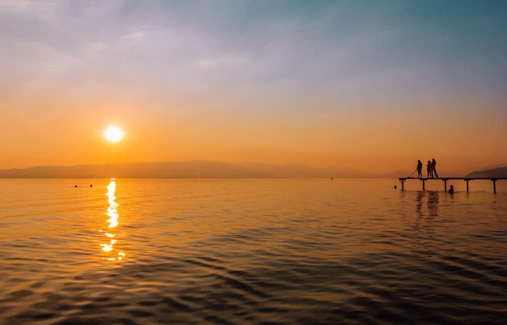 Cuerpo de agua durante la puesta de sol