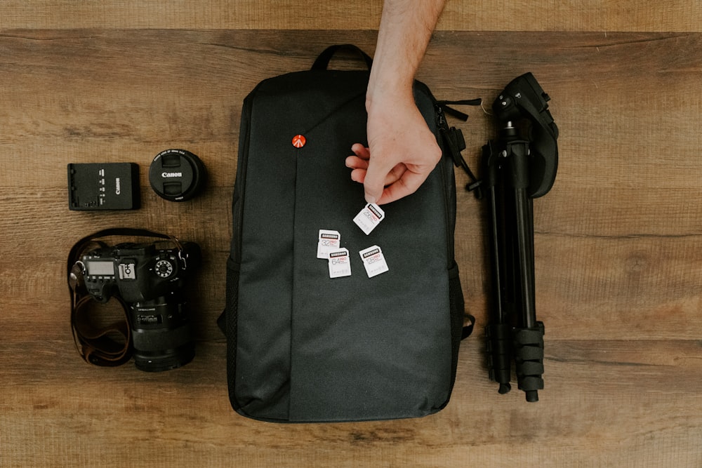 Foto maletín para portátil hp negro y rojo – Imagen Cámara gratis en  Unsplash