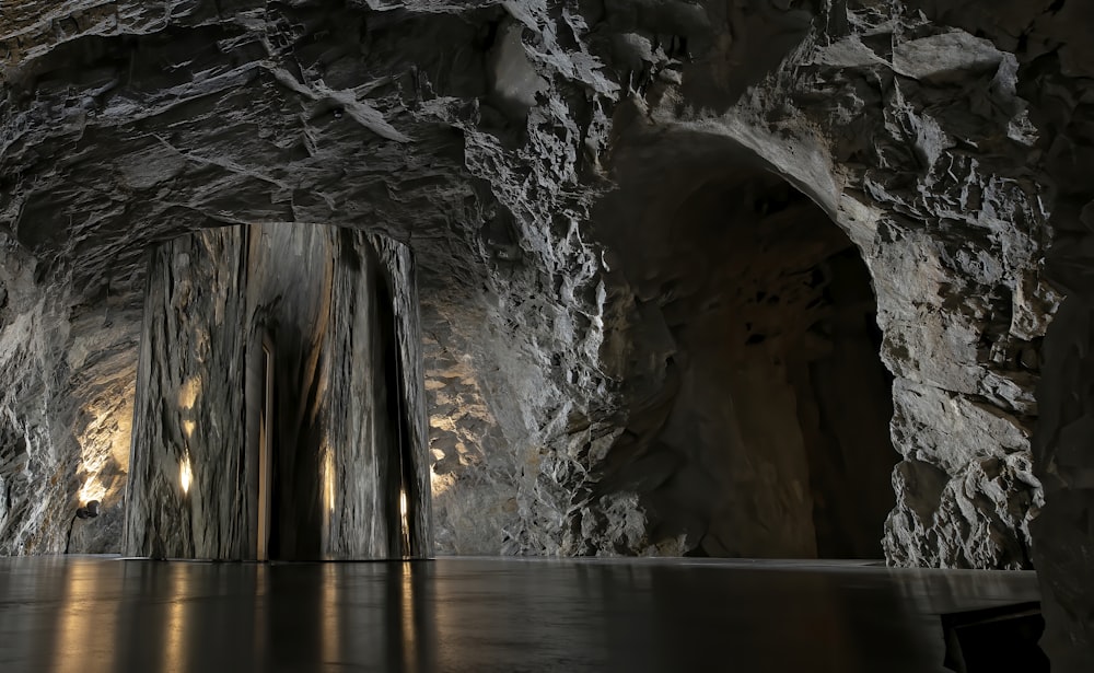 수역 근처의 회색과 검은 색 동굴
