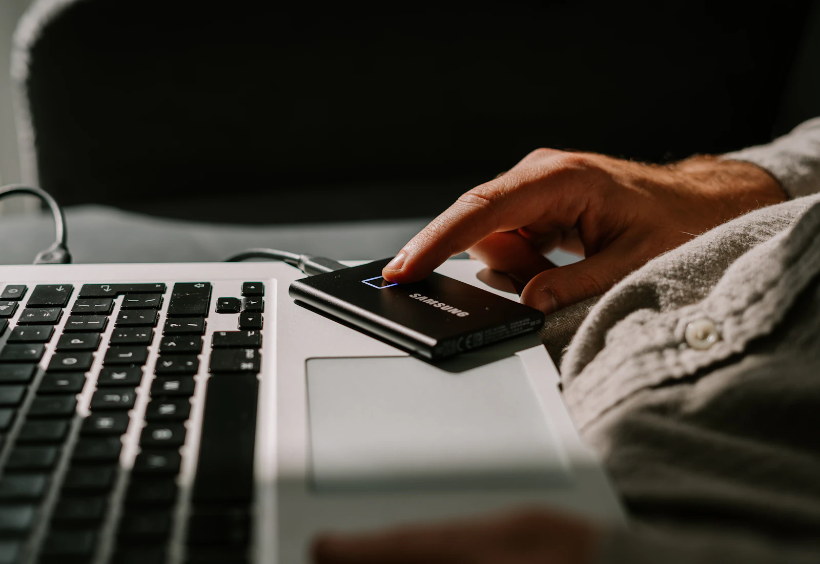 SSD externe branché à un ordinateur portable