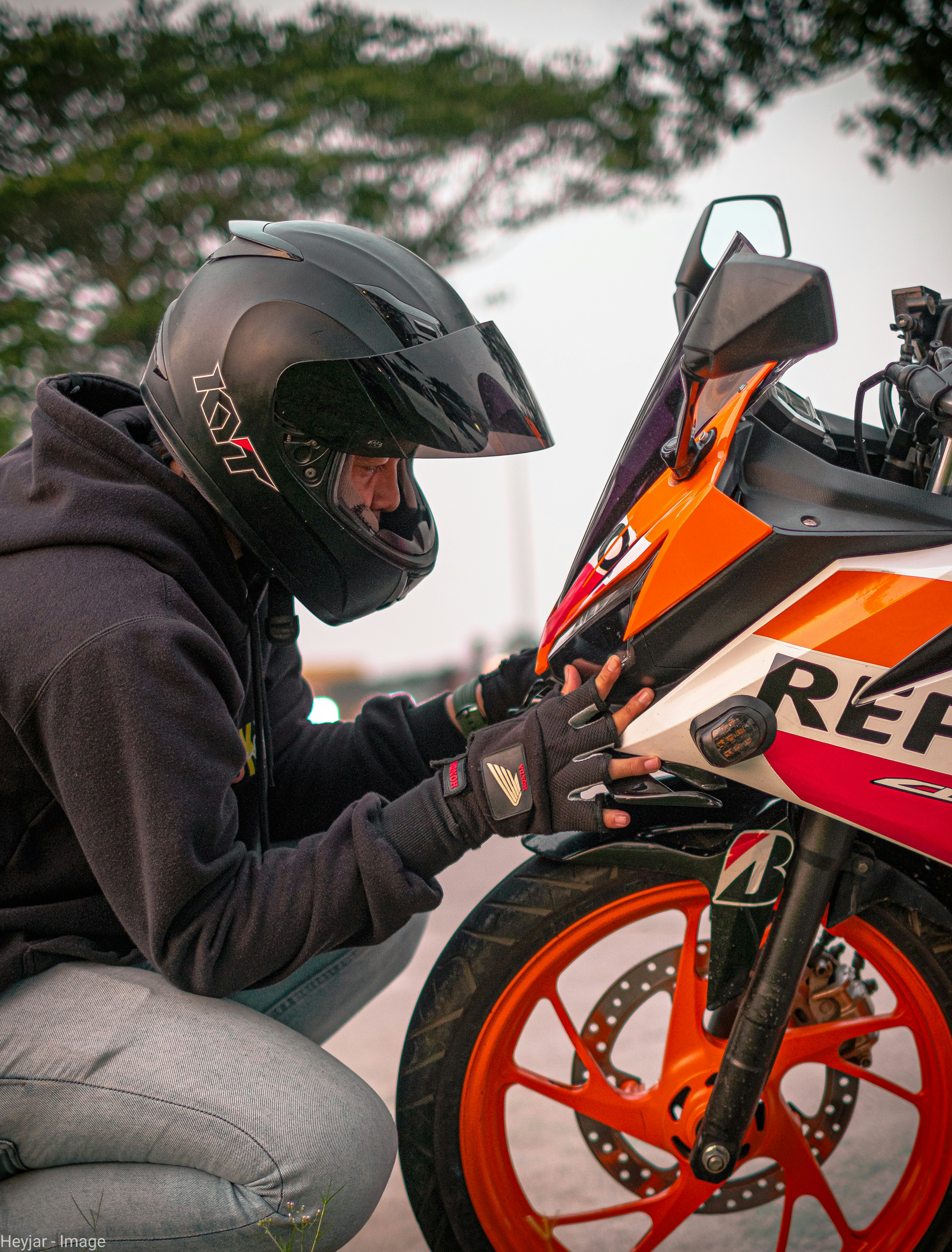 オレンジと黒のスポーツ バイクに乗って黒いジャケットの男の写真 Unsplashで見つけるヘルメットの無料写真