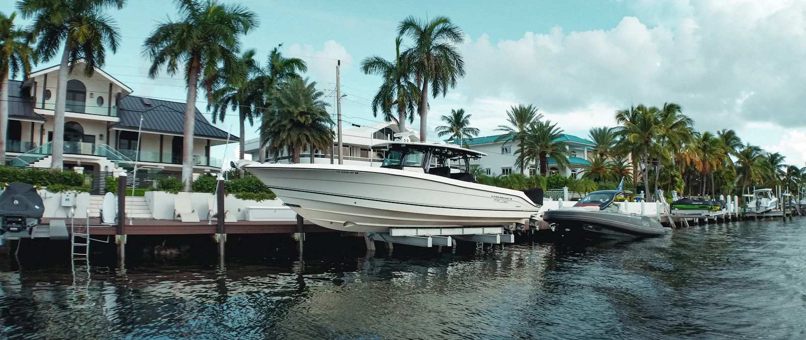 Sea Ray vs Chaparral: How the Bowrider and Sport Boat Lineups Compare