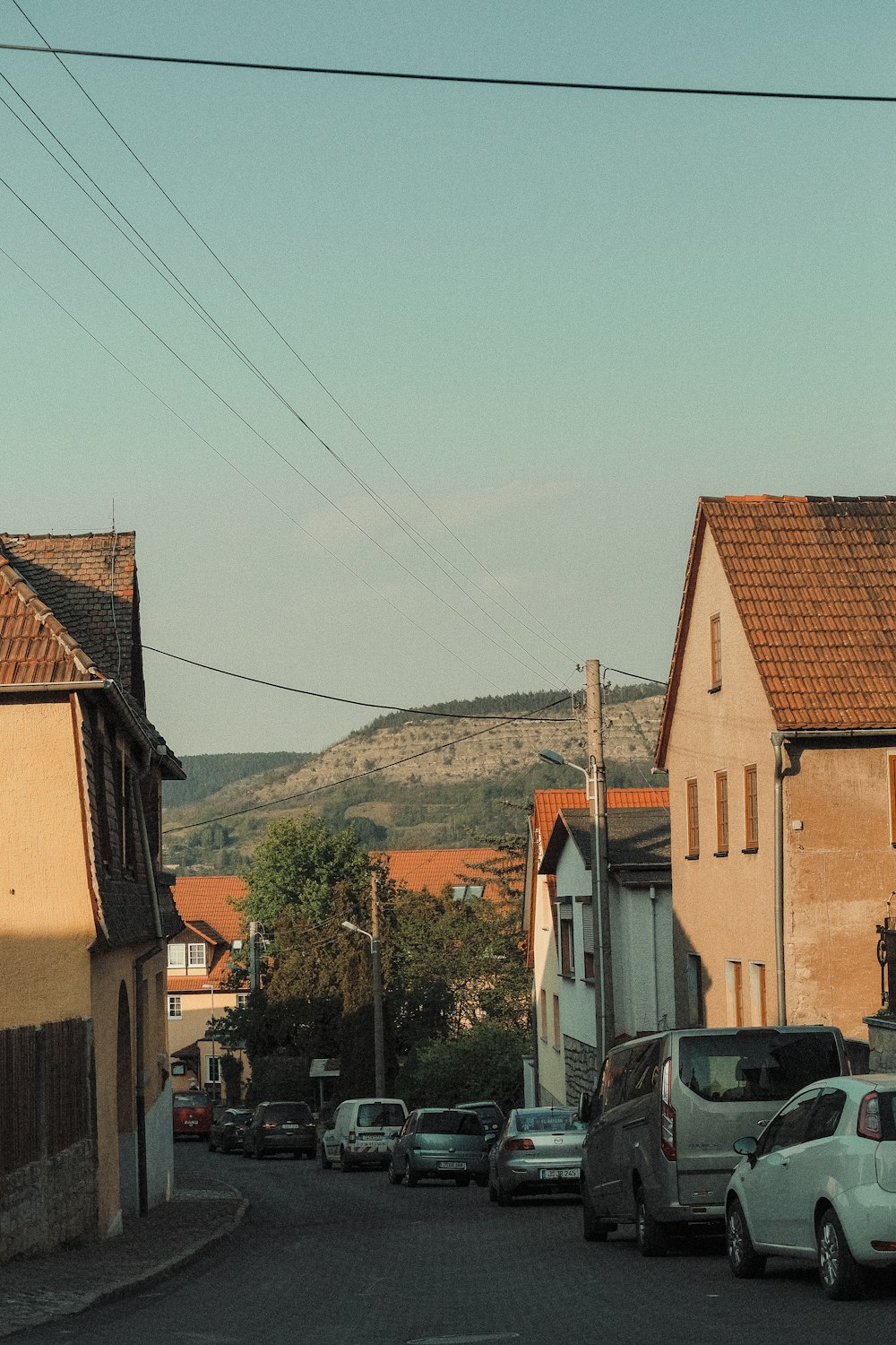 carros estacionados ao lado do edifício de concreto marrom durante o dia