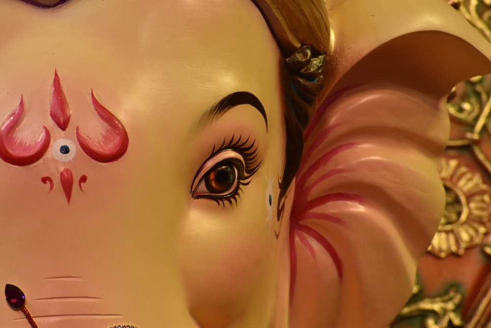 femme aux cheveux blonds avec peinture aux yeux roses
