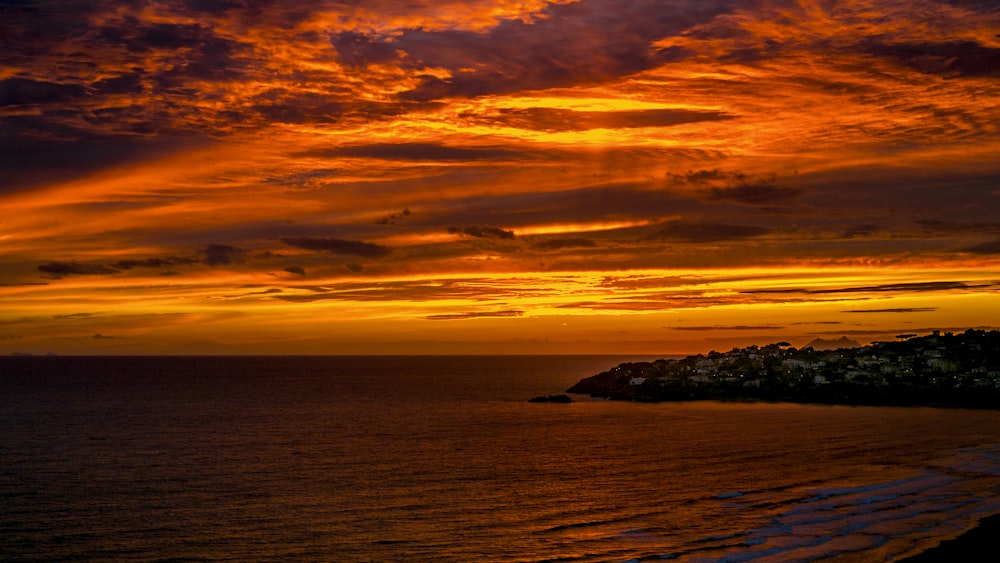 corpo de água durante o pôr do sol