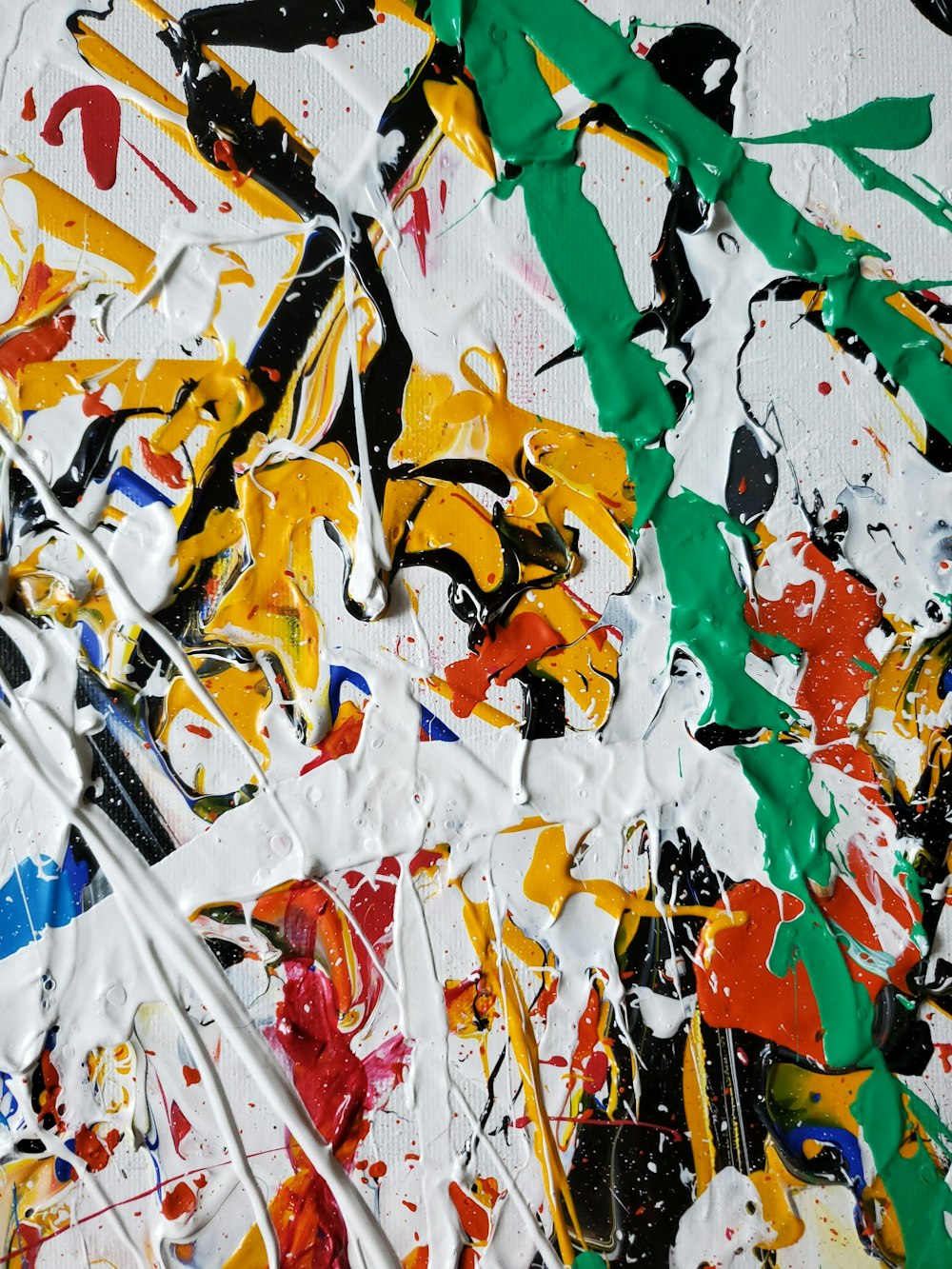 pintura abstracta verde, amarilla y blanca