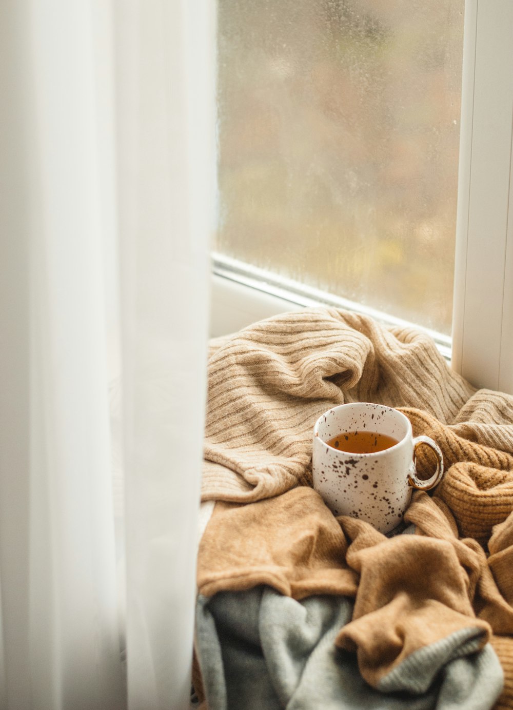 Taza de cerámica blanca sobre textil marrón