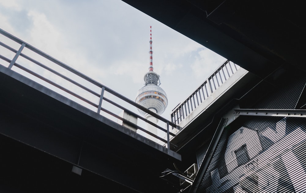 weißer und roter Turm tagsüber unter weißen Wolken