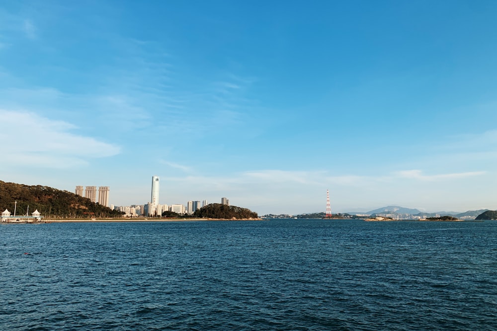 horizonte da cidade através do corpo de água durante o dia