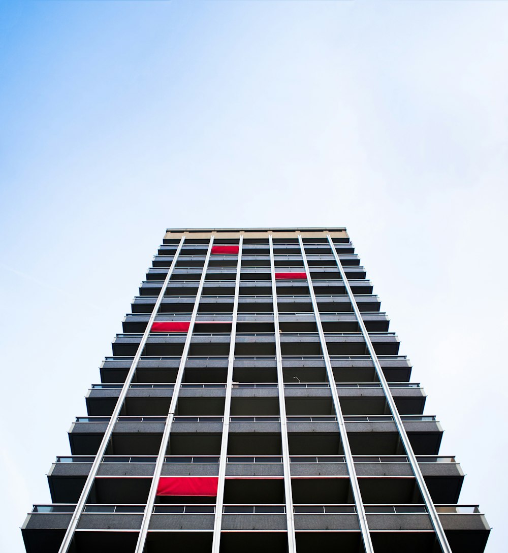 edifício de betão preto e branco