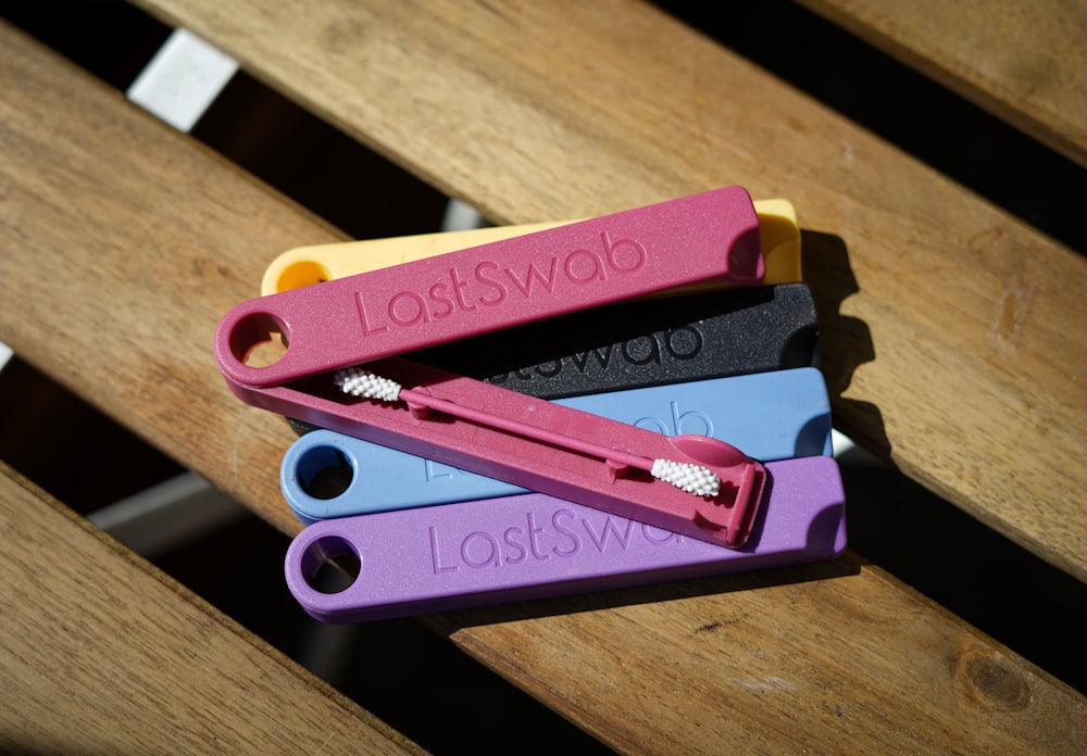 분홍색과 파란색 플라스틱 도구