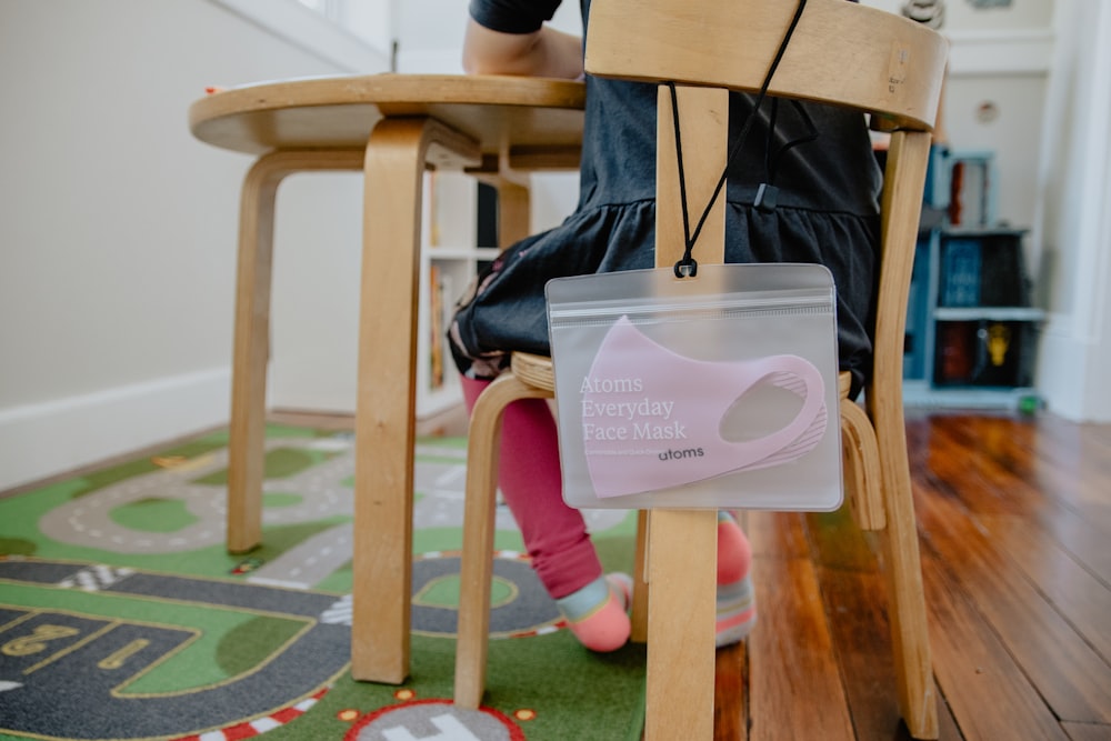 récipient en plastique rose et blanc sur table en bois brun