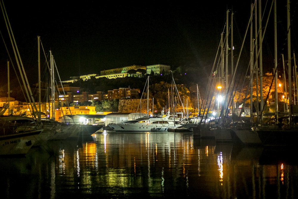 Barco blanco y negro en el muelle durante la noche