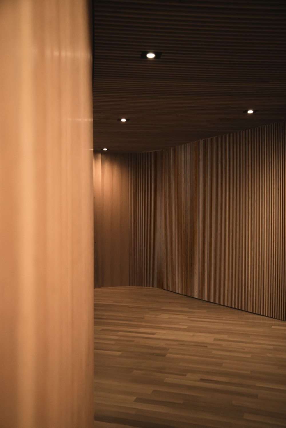 parede de madeira marrom com luz