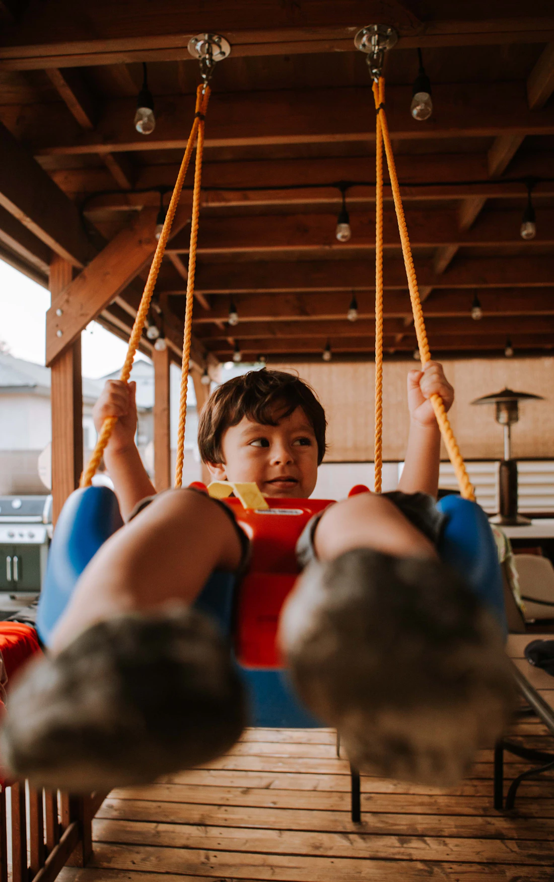 Niño disfrutando de un columpio