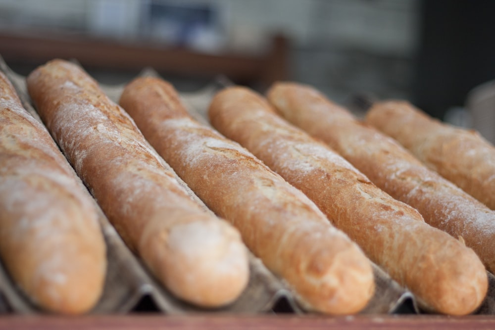 pane integrale su vassoio nero