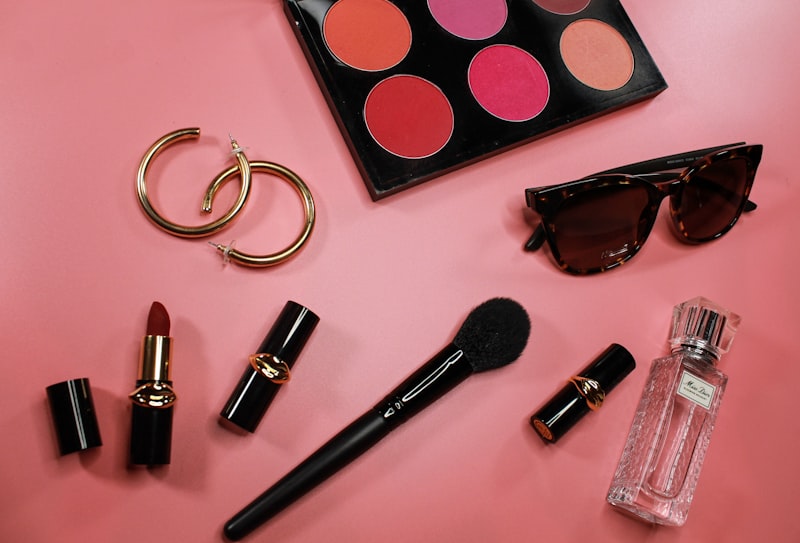 Rossetti e prodotti da trucco su superficie rosa