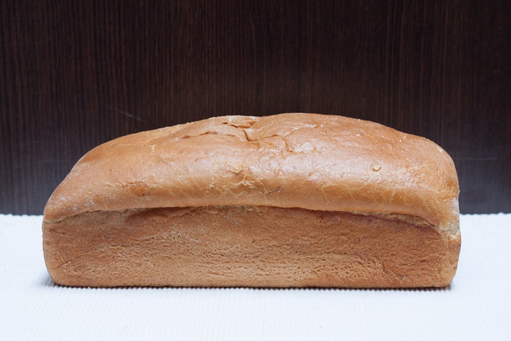 Brot auf braunem Holztisch
