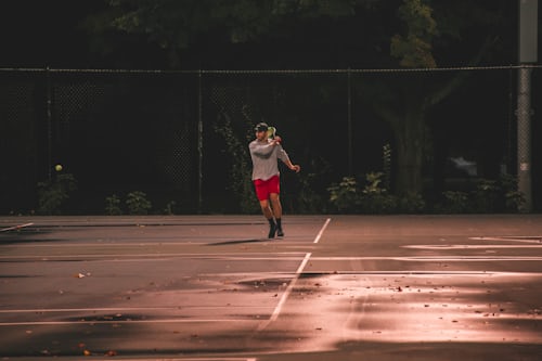 Człowiek na korcie tenisowym