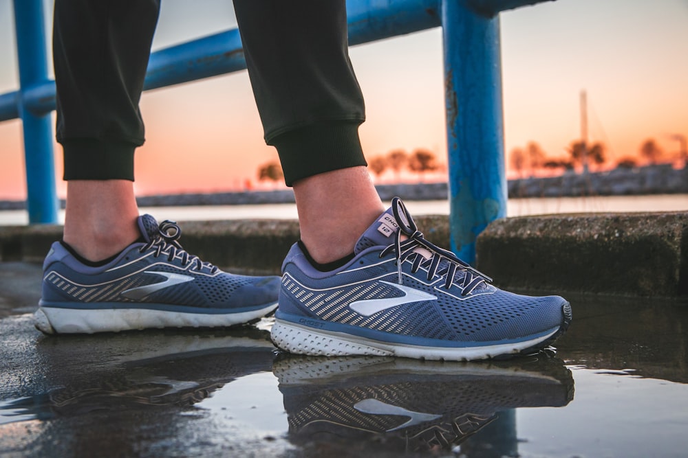 Persona con zapatillas de correr azules y blancas