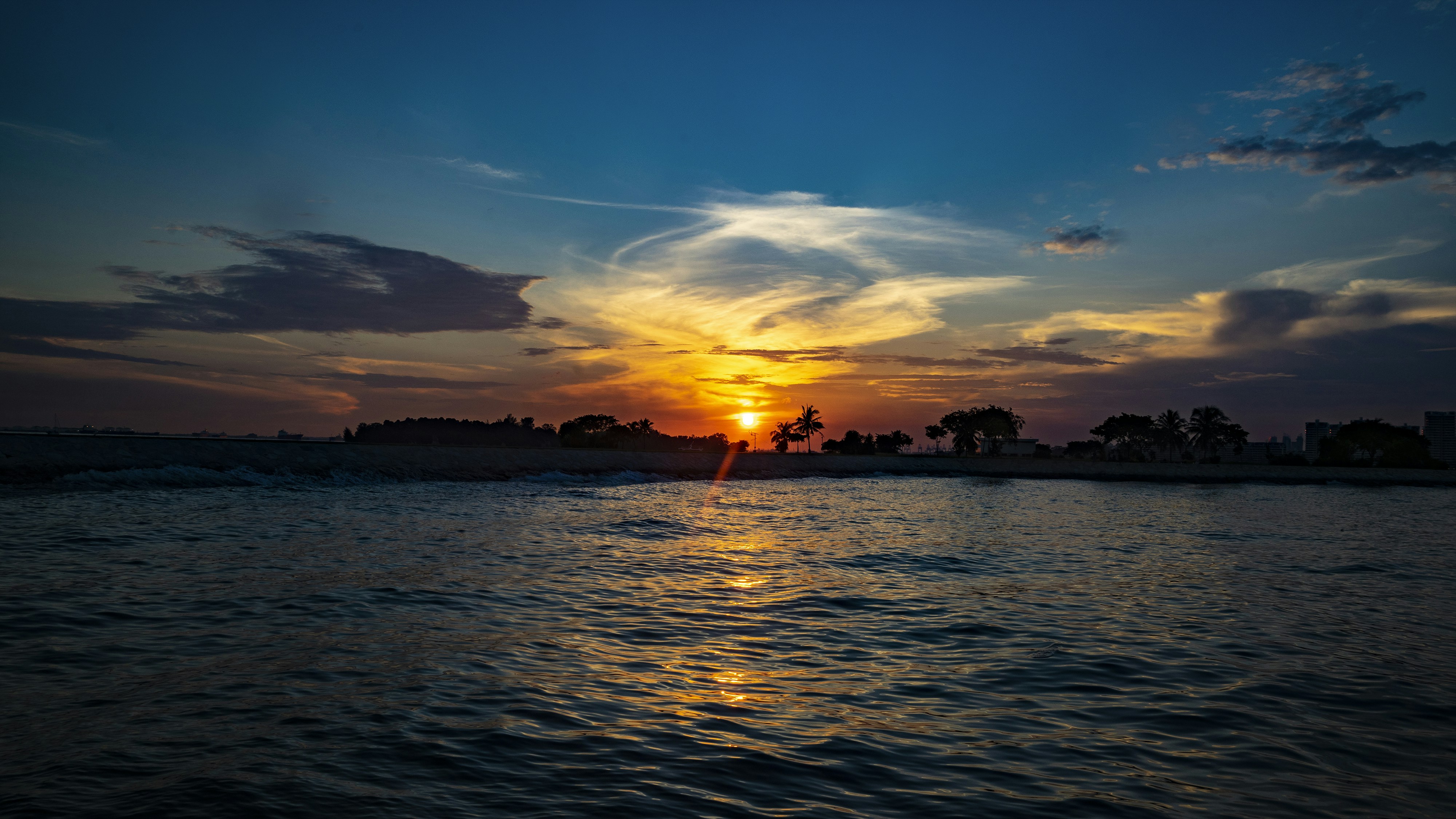 Coucher de soleil sur l'eau