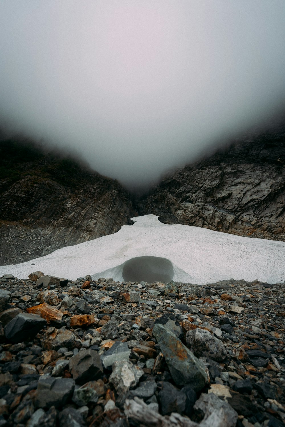 Montagne rocheuse grise sous le ciel blanc pendant la journée